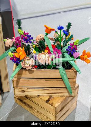 Prag, Tschechische Republik - 22. April 2024: LEGO Konstrukteur Kunststoff blüht die botanische Sammlung in einer Holzkiste Stockfoto