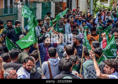 Srinagar, Indien. April 2024. Anhänger der Demokratischen Volkspartei (PDP) nehmen an einer Wahlkundgebung in Srinagar Teil. (Foto: Saqib Majeed/SOPA Images/SIPA USA) Credit: SIPA USA/Alamy Live News Stockfoto