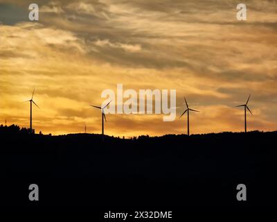 Italien, Kampanien, Salerno, Landschaft, äolisch Energie Turbinen bei Sonnenuntergang Stockfoto