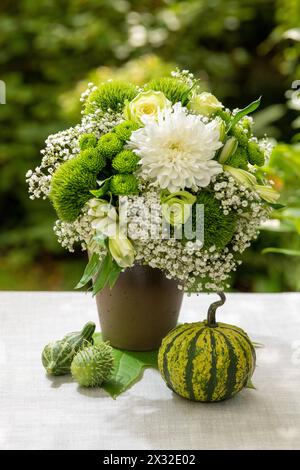 Botanik, runder herbstlicher Blumenstrauß, VORSICHT! FÜR DIE VERWENDUNG VON GREETINGCARD/POSTKARTEN IN DEUTSCHSPRACHIGEN LÄNDERN GELTEN MÖGLICHERWEISE BESTIMMTE EINSCHRÄNKUNGEN Stockfoto