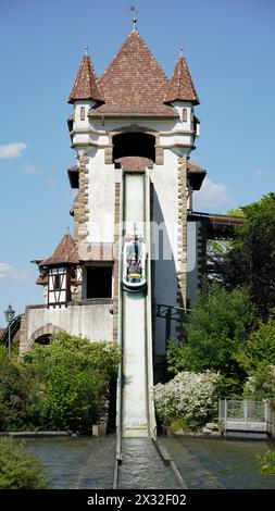 Die Leute haben Spaß auf der Badewannenfahrt zum Jungbrunnen im Vergnügungspark Tripsdrill Stockfoto