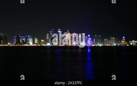 Panoramablick bei Nacht auf die West Bay in Doha. Moderne Wolkenkratzer sind von der Corniche aus zu sehen Stockfoto