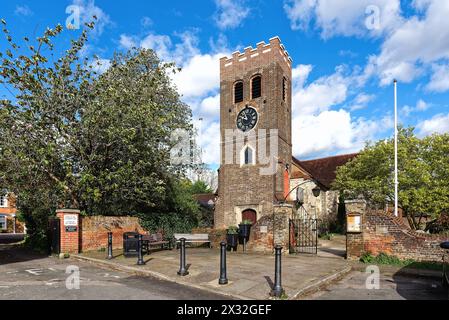 Außenansicht der St. Nicholas Anglican Pfarrkirche am Church Square an einem sonnigen Frühlingstag Shepperton Surrey England Großbritannien Stockfoto