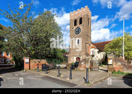 Außenansicht der St. Nicholas Anglican Pfarrkirche am Church Square an einem sonnigen Frühlingstag Shepperton Surrey England Großbritannien Stockfoto