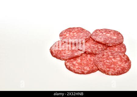 Ein paar Runden dünn geschnittene Salami, fertig zum Essen. Stockfoto