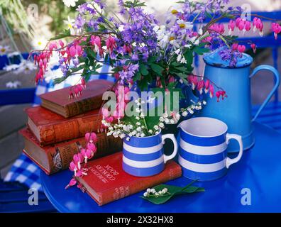 Botanik, Konvallaria in blau-weiß gestreifter Kanne. BLUEBELLS, ADDITIONAL-RIGHTS-CLEARANCE-INFO-NOT-AVAILABLE Stockfoto