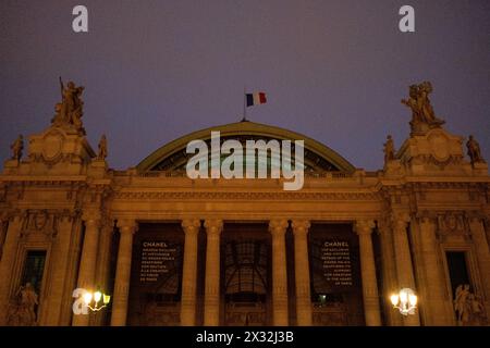 Das Grand Palais, ein Jugendstildenkmal aus dem Jahr 1900 mit einem kuppelförmigen Glasdach, Ausstellungen und kulturellen Veranstaltungen, bei Einbruch der Dunkelheit in Paris, The Stockfoto