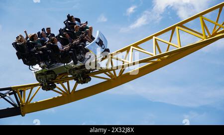 Junge Leute haben Spaß auf der Achterbahn „Lost Gravity“ im Vergnügungspark „Walibi-Holland“ Stockfoto