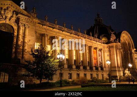 Das Grand Palais, ein Jugendstildenkmal aus dem Jahr 1900 mit einem kuppelförmigen Glasdach, Ausstellungen und kulturellen Veranstaltungen, bei Einbruch der Dunkelheit in Paris, The Stockfoto