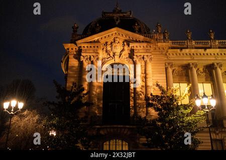 Das Grand Palais, ein Jugendstildenkmal aus dem Jahr 1900 mit einem kuppelförmigen Glasdach, Ausstellungen und kulturellen Veranstaltungen, bei Einbruch der Dunkelheit in Paris, The Stockfoto