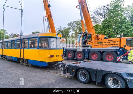 Im dritten Jahr des Konflikts in der Ukraine setzt die Stadt Leipzig ihr Engagement für humanitäre Unterstützung fort. Dies beinhaltet verschiedene Maßnahmen, darunter Soforthilfe und materielle Unterstützung. Als Teil dieser Bemühungen werden die Leipziger Verkehrsbetriebe nun 26 ausgemusterte Tatra-Fahrzeuge zur Verfügung stellen. Die Fahrzeuge werden von einem ukrainisch-polnischen Transportunternehmen verladen. Die ersten 7 Fahrzeuge haben bereits in der Nacht die Stadt in Richtung Dnipro verlassen, während die verbleibenden Fahrzeuge in den kommenden Wochen folgen werden. Dies markiert ei Stockfoto