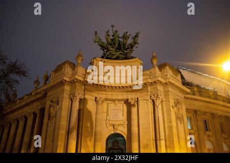 Das Grand Palais, ein Jugendstildenkmal aus dem Jahr 1900 mit einem kuppelförmigen Glasdach, Ausstellungen und kulturellen Veranstaltungen, bei Einbruch der Dunkelheit in Paris, The Stockfoto