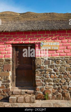 Die farbenfrohe Fassade einer Textil-Werkstatt in Santa Ana, Jujuy, argentinischer Nordwesten (NOA). Stockfoto