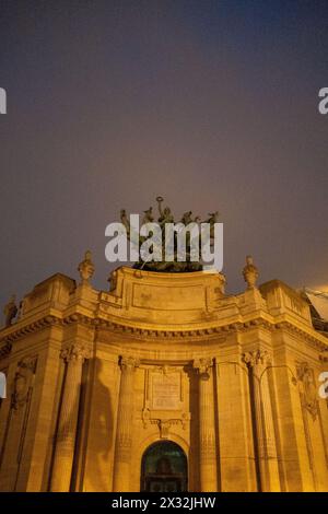 Das Grand Palais, ein Jugendstildenkmal aus dem Jahr 1900 mit einem kuppelförmigen Glasdach, Ausstellungen und kulturellen Veranstaltungen, bei Einbruch der Dunkelheit in Paris, The Stockfoto