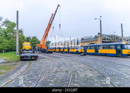 Im dritten Jahr des Konflikts in der Ukraine setzt die Stadt Leipzig ihr Engagement für humanitäre Unterstützung fort. Dies beinhaltet verschiedene Maßnahmen, darunter Soforthilfe und materielle Unterstützung. Als Teil dieser Bemühungen werden die Leipziger Verkehrsbetriebe nun 26 ausgemusterte Tatra-Fahrzeuge zur Verfügung stellen. Die Fahrzeuge werden von einem ukrainisch-polnischen Transportunternehmen verladen. Die ersten 7 Fahrzeuge haben bereits in der Nacht die Stadt in Richtung Dnipro verlassen, während die verbleibenden Fahrzeuge in den kommenden Wochen folgen werden. Dies markiert ei Stockfoto