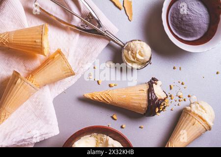 Hausgemachtes Eis und Schokolade mit Nüssen beim Kochen, Draufsicht. Kulinarisches Stillleben mit flacher Liege Stockfoto