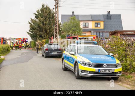 240424Kellerbrand News ID: EN 2024-04.04.2 Kellerbrand in Wohnhaus eine verletzte Person Niederwürschnitz. Bei einem Brand in einem Keller, in einem Wohnhaus in der Straße enge Gasse ist am Mittwochnachmittag eine Person verletzt worden. Gegen 13 Uhr rückten Einsatzkräfte von Feuerwehr, Rettungsdienst und Polizei zu dem Wohnhaus in einer Siedlung, aus. Bei Ankunft der ersten Kräfte hatten die Bewohner das Wohnhaus bereits verlassen. Zudem brannte es in im Keller des Hauses und dichter Rauch hatte sich bereits im gesamten Haus ausgebreitet. Umgehend begann die Feuerwehr mit dem Löschangriff. F Stockfoto