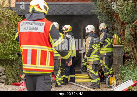 240424Kellerbrand News ID: EN 2024-04.04.2 Kellerbrand in Wohnhaus eine verletzte Person Niederwürschnitz. Bei einem Brand in einem Keller, in einem Wohnhaus in der Straße enge Gasse ist am Mittwochnachmittag eine Person verletzt worden. Gegen 13 Uhr rückten Einsatzkräfte von Feuerwehr, Rettungsdienst und Polizei zu dem Wohnhaus in einer Siedlung, aus. Bei Ankunft der ersten Kräfte hatten die Bewohner das Wohnhaus bereits verlassen. Zudem brannte es in im Keller des Hauses und dichter Rauch hatte sich bereits im gesamten Haus ausgebreitet. Umgehend begann die Feuerwehr mit dem Löschangriff. F Stockfoto