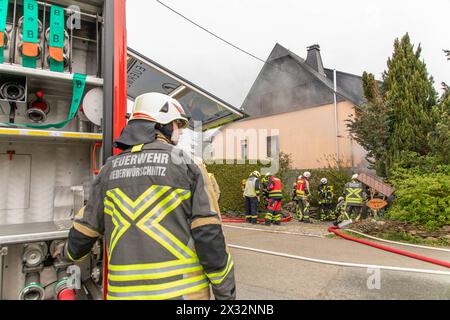 240424Kellerbrand News ID: EN 2024-04.04.2 Kellerbrand in Wohnhaus eine verletzte Person Niederwürschnitz. Bei einem Brand in einem Keller, in einem Wohnhaus in der Straße enge Gasse ist am Mittwochnachmittag eine Person verletzt worden. Gegen 13 Uhr rückten Einsatzkräfte von Feuerwehr, Rettungsdienst und Polizei zu dem Wohnhaus in einer Siedlung, aus. Bei Ankunft der ersten Kräfte hatten die Bewohner das Wohnhaus bereits verlassen. Zudem brannte es in im Keller des Hauses und dichter Rauch hatte sich bereits im gesamten Haus ausgebreitet. Umgehend begann die Feuerwehr mit dem Löschangriff. F Stockfoto