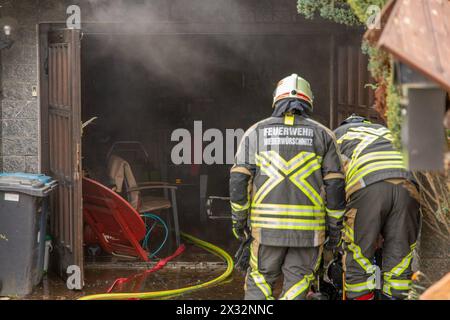 240424Kellerbrand News ID: EN 2024-04.04.2 Kellerbrand in Wohnhaus eine verletzte Person Niederwürschnitz. Bei einem Brand in einem Keller, in einem Wohnhaus in der Straße enge Gasse ist am Mittwochnachmittag eine Person verletzt worden. Gegen 13 Uhr rückten Einsatzkräfte von Feuerwehr, Rettungsdienst und Polizei zu dem Wohnhaus in einer Siedlung, aus. Bei Ankunft der ersten Kräfte hatten die Bewohner das Wohnhaus bereits verlassen. Zudem brannte es in im Keller des Hauses und dichter Rauch hatte sich bereits im gesamten Haus ausgebreitet. Umgehend begann die Feuerwehr mit dem Löschangriff. F Stockfoto