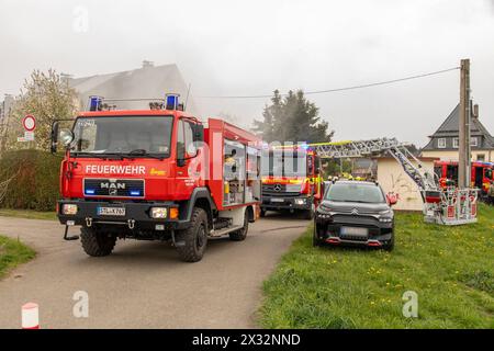 240424Kellerbrand News ID: EN 2024-04.04.2 Kellerbrand in Wohnhaus eine verletzte Person Niederwürschnitz. Bei einem Brand in einem Keller, in einem Wohnhaus in der Straße enge Gasse ist am Mittwochnachmittag eine Person verletzt worden. Gegen 13 Uhr rückten Einsatzkräfte von Feuerwehr, Rettungsdienst und Polizei zu dem Wohnhaus in einer Siedlung, aus. Bei Ankunft der ersten Kräfte hatten die Bewohner das Wohnhaus bereits verlassen. Zudem brannte es in im Keller des Hauses und dichter Rauch hatte sich bereits im gesamten Haus ausgebreitet. Umgehend begann die Feuerwehr mit dem Löschangriff. F Stockfoto