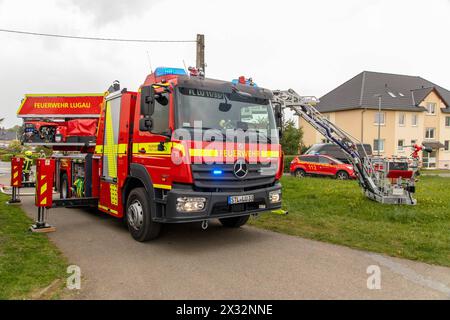 240424Kellerbrand News ID: EN 2024-04.04.2 Kellerbrand in Wohnhaus eine verletzte Person Niederwürschnitz. Bei einem Brand in einem Keller, in einem Wohnhaus in der Straße enge Gasse ist am Mittwochnachmittag eine Person verletzt worden. Gegen 13 Uhr rückten Einsatzkräfte von Feuerwehr, Rettungsdienst und Polizei zu dem Wohnhaus in einer Siedlung, aus. Bei Ankunft der ersten Kräfte hatten die Bewohner das Wohnhaus bereits verlassen. Zudem brannte es in im Keller des Hauses und dichter Rauch hatte sich bereits im gesamten Haus ausgebreitet. Umgehend begann die Feuerwehr mit dem Löschangriff. F Stockfoto