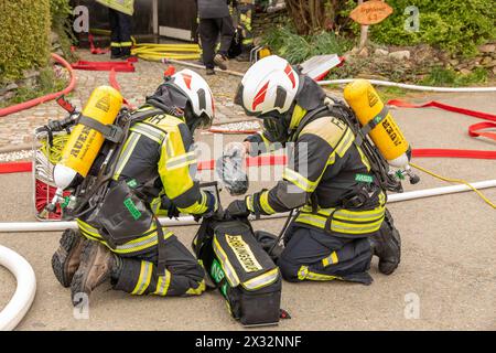 240424Kellerbrand News ID: EN 2024-04.04.2 Kellerbrand in Wohnhaus eine verletzte Person Niederwürschnitz. Bei einem Brand in einem Keller, in einem Wohnhaus in der Straße enge Gasse ist am Mittwochnachmittag eine Person verletzt worden. Gegen 13 Uhr rückten Einsatzkräfte von Feuerwehr, Rettungsdienst und Polizei zu dem Wohnhaus in einer Siedlung, aus. Bei Ankunft der ersten Kräfte hatten die Bewohner das Wohnhaus bereits verlassen. Zudem brannte es in im Keller des Hauses und dichter Rauch hatte sich bereits im gesamten Haus ausgebreitet. Umgehend begann die Feuerwehr mit dem Löschangriff. F Stockfoto