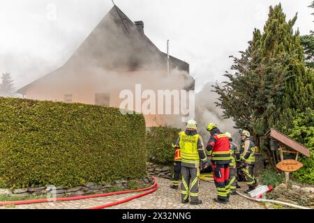 240424Kellerbrand News ID: EN 2024-04.04.2 Kellerbrand in Wohnhaus eine verletzte Person Niederwürschnitz. Bei einem Brand in einem Keller, in einem Wohnhaus in der Straße enge Gasse ist am Mittwochnachmittag eine Person verletzt worden. Gegen 13 Uhr rückten Einsatzkräfte von Feuerwehr, Rettungsdienst und Polizei zu dem Wohnhaus in einer Siedlung, aus. Bei Ankunft der ersten Kräfte hatten die Bewohner das Wohnhaus bereits verlassen. Zudem brannte es in im Keller des Hauses und dichter Rauch hatte sich bereits im gesamten Haus ausgebreitet. Umgehend begann die Feuerwehr mit dem Löschangriff. F Stockfoto