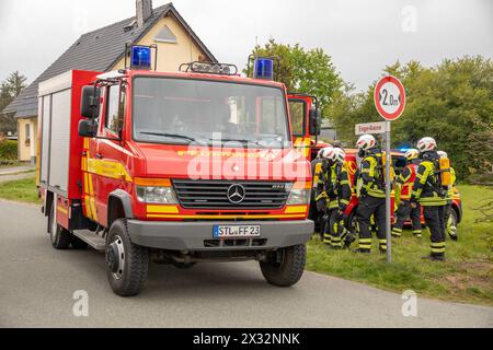 240424Kellerbrand News ID: EN 2024-04.04.2 Kellerbrand in Wohnhaus eine verletzte Person Niederwürschnitz. Bei einem Brand in einem Keller, in einem Wohnhaus in der Straße enge Gasse ist am Mittwochnachmittag eine Person verletzt worden. Gegen 13 Uhr rückten Einsatzkräfte von Feuerwehr, Rettungsdienst und Polizei zu dem Wohnhaus in einer Siedlung, aus. Bei Ankunft der ersten Kräfte hatten die Bewohner das Wohnhaus bereits verlassen. Zudem brannte es in im Keller des Hauses und dichter Rauch hatte sich bereits im gesamten Haus ausgebreitet. Umgehend begann die Feuerwehr mit dem Löschangriff. F Stockfoto