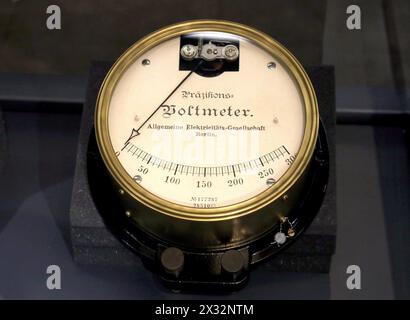 Altes analoges Voltmeter aus dem 19. Jahrhundert mit einem Metallpfeil. Messung der Spannung im elektrischen Netz. Stockfoto