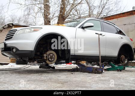 Im Winter wechselnde Autoräder im Freien Stockfoto