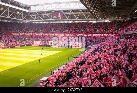 Düsseldorf, Deutschland. April 2024. Fahnen Choreografien für den verstorbenen Kult-Betreuer Aleks Spengler (F95) Fortuna Düsseldorf - SpVgg Greuthe Stockfoto