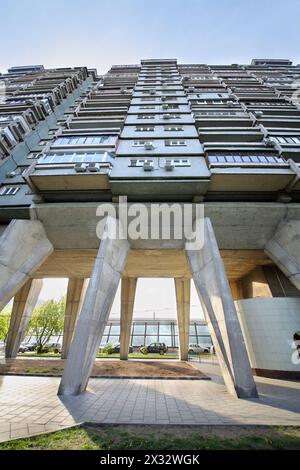 MOSKAU, RUSSLAND - 8. MAI 2014: Haus auf Hähnchenschenkeln. Dieses 25-stöckige Wohngebäude wurde 1968 auf Betonpfeilern errichtet. Stockfoto