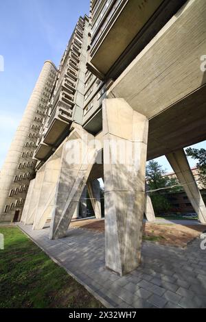 MOSKAU, RUSSLAND - 8. MAI 2014: Unteransicht des Hauses auf Hähnchenschenkeln. Dieses 25-stöckige Wohngebäude wurde 1968 auf Betonpfeilern errichtet. Stockfoto