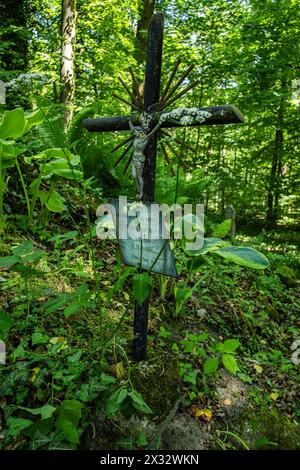 Plümkenau, Kreis Kreuzburg, Oberschlesien, Polen Hügel aus achtlos aufgeworfenen Grabsteinen und Grabkreuzen der deutschen Bevölkerung auf dem Kirch- und Friedhof der Fachwerkkirche Mariä Himmelfahrt in Plümkenau Radomierowice, Kreis Kreuzburg Kluczbork, Woiwodschaft Oppeln, Oberschlesien, Polen. Ein Hügel mit achtlos aufgeworfenen Grabsteinen und Grabkreuzen der deutschen Bevölkerung auf dem Friedhof und Friedhof der Fachwerkkirche Mariä Himmelfahrt in Plümkenau Radomierowice, Bezirk Kreuzburg Kluczbork, Woiwodschaft Oppeln, Oberschlesien, Polen. Stockfoto