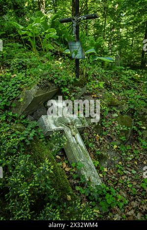 Plümkenau, Kreis Kreuzburg, Oberschlesien, Polen Hügel aus achtlos aufgeworfenen Grabsteinen und Grabkreuzen der deutschen Bevölkerung auf dem Kirch- und Friedhof der Fachwerkkirche Mariä Himmelfahrt in Plümkenau Radomierowice, Kreis Kreuzburg Kluczbork, Woiwodschaft Oppeln, Oberschlesien, Polen. Ein Hügel mit achtlos aufgeworfenen Grabsteinen und Grabkreuzen der deutschen Bevölkerung auf dem Friedhof und Friedhof der Fachwerkkirche Mariä Himmelfahrt in Plümkenau Radomierowice, Bezirk Kreuzburg Kluczbork, Woiwodschaft Oppeln, Oberschlesien, Polen. Stockfoto