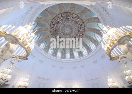 MOSKAU – 10. Oktober: Dekorierte Kuppel und Lichter im runden Saal des Petroff-Palastes, am 10. Oktober 2013 in Moskau, Russland. Stockfoto