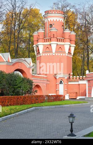 Der Wachtturm aus rotem Backstein der Petroff-Palast in Moskau, der im 18. Jahrhundert erbaut wurde Stockfoto