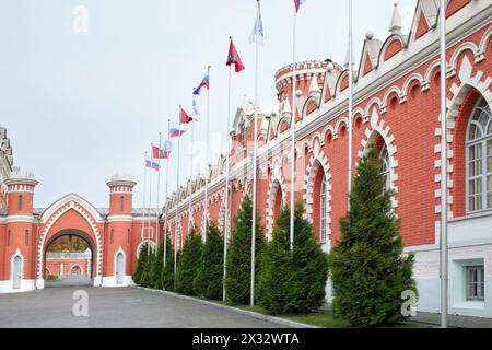 Fahnenmasten entlang der Mauer mit spitzen Fenstern des Petroff-Palastes in Moskau. Der Palast wurde im 18. Jahrhundert erbaut Stockfoto