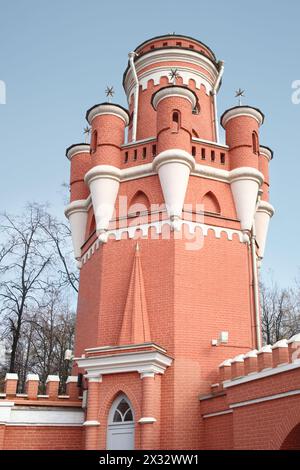 Der Turm aus rotem Backstein, der Petroff-Palast in Moskau. Sie wurde im 18. Jahrhundert erbaut Stockfoto