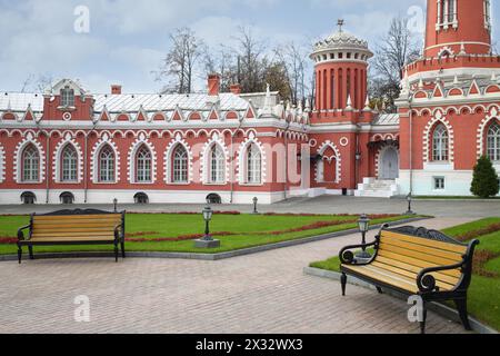 Bänke in einem Parkbereich des Petroff-Palastes in Moskau. Der Palast wurde im 18. Jahrhundert erbaut Stockfoto