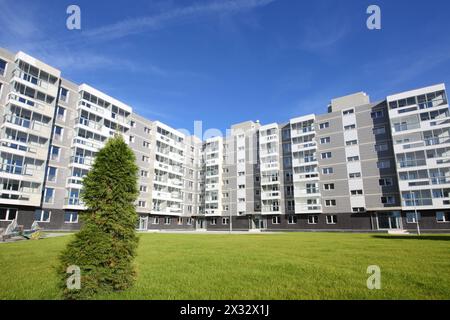 Sechsstöckiges Apartmentgebäude in einem Wohnkomplex. Es liegt auf der malerischen Lichtmauer in der Nähe des Dorfes Romaschkowo Stockfoto