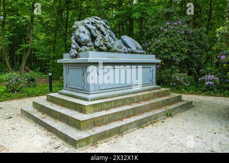 Schlosspark Pokoj, Woiwodschaft Opole, Polen Ruhender Löwe, Denkmal für Eugen von Württemberg im Schlosspark Bad Carlsruhe Pokoj, Kreis Namslau Namyslow, Woiwodschaft Oppeln, Oberschlesien, Polen. Ruhender Löwe, Gedenkstätte für Herzog Eugen von Württemberg im Gutspark Pokoj, Bezirk Namyslow, Woiwodschaft Oppeln, Oberschlesien, Polen. Stockfoto