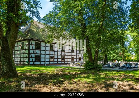 Fachwerkkirche der Mariä Himmelfahrt von 1786 in Plümkenau (Radomierowice), Bezirk Kreuzburg, Woiwodschaft Oppeln, Polen. Stockfoto