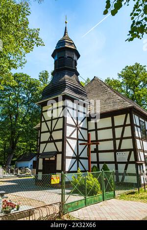 Fachwerkkirche der Mariä Himmelfahrt von 1786 in Plümkenau (Radomierowice), Bezirk Kreuzburg, Woiwodschaft Oppeln, Polen. Stockfoto