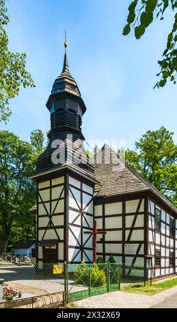 Fachwerkkirche der Mariä Himmelfahrt von 1786 in Plümkenau (Radomierowice), Bezirk Kreuzburg, Woiwodschaft Oppeln, Polen. Stockfoto