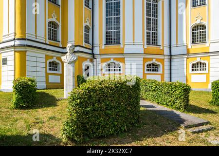 Gedenkstätte für Carl Maria von Weber vor der Evangelischen Sophienkirche in Pokoj, Bezirk Namyslow, Woiwodschaft Oppeln, Oberschlesien, Polen. Stockfoto