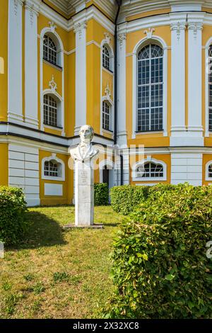 Gedenkstätte für Carl Maria von Weber vor der Evangelischen Sophienkirche in Pokoj, Bezirk Namyslow, Woiwodschaft Oppeln, Oberschlesien, Polen. Stockfoto