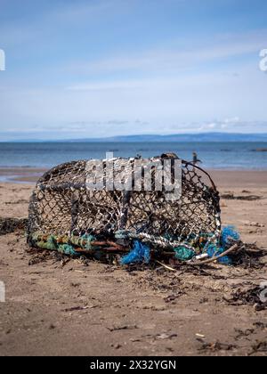 Ein verlassener schottischer Fischerkreel wurde an einem Strand an der Westküste Schottlands gespült Stockfoto