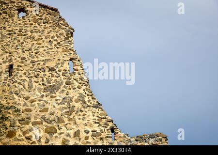 Nahaufnahme eines Teils der befestigten Mauer einer alten Festung vor grauem bewölktem Himmel. Kopierbereich. Selektiver Fokus. Stockfoto